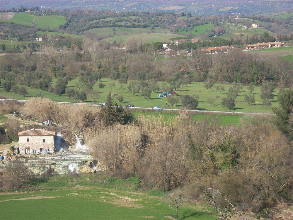 Residence Ai Campi Da Golf Saturnia Bagian luar foto