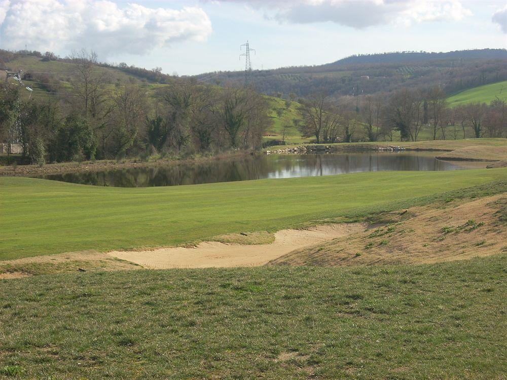 Residence Ai Campi Da Golf Saturnia Bagian luar foto