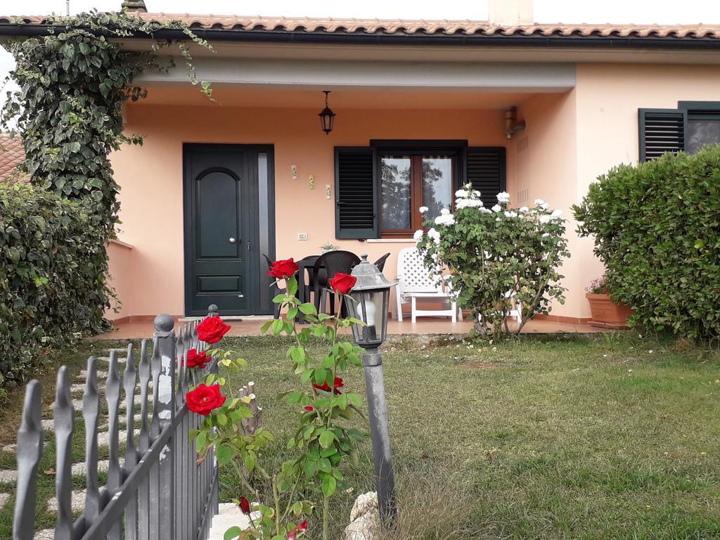 Residence Ai Campi Da Golf Saturnia Bagian luar foto