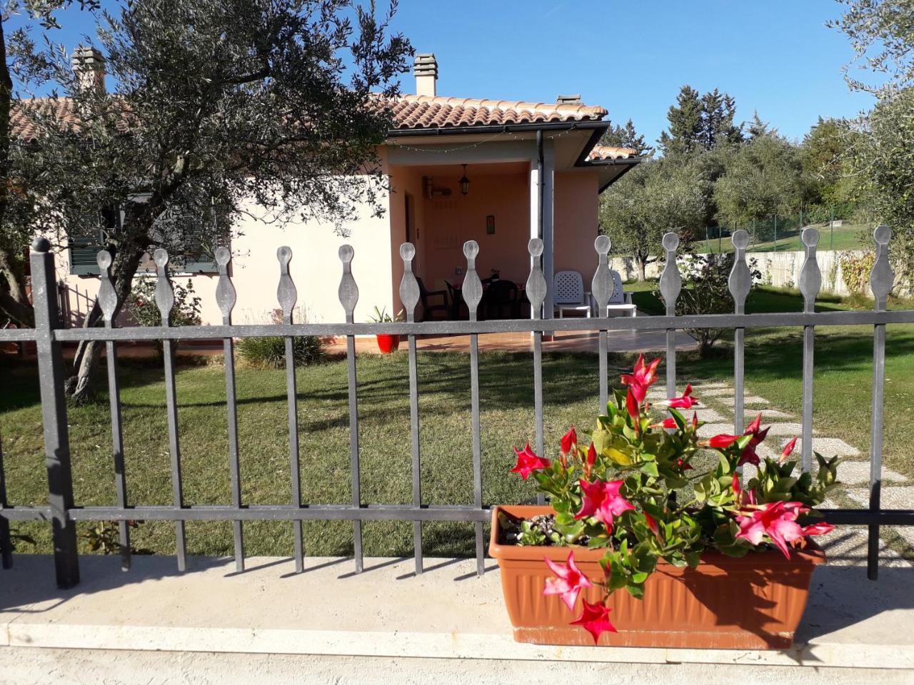 Residence Ai Campi Da Golf Saturnia Bagian luar foto